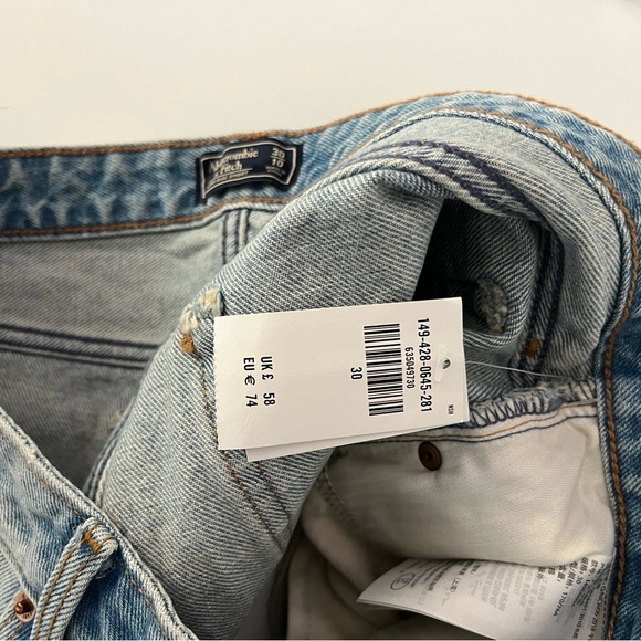 Abercrombie and Fitch Low Rise Jean Shorts New With Tags - Picture 9 of 9